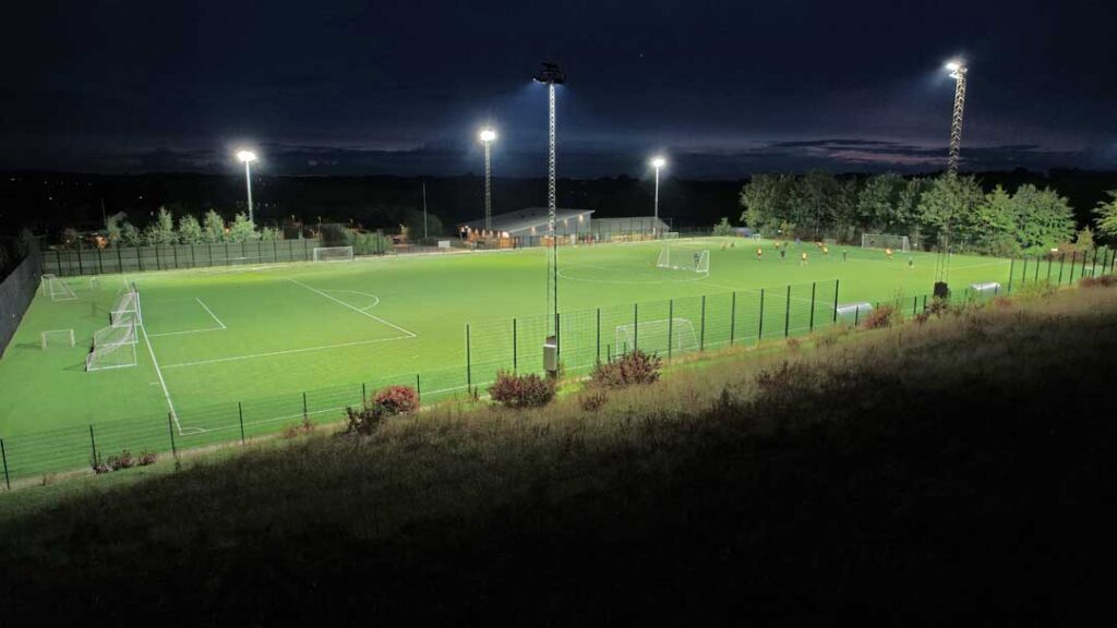 Lys på fodboldbane med drone Hvalsø IF boldklub leveret af LEDLIGHT DANMARK